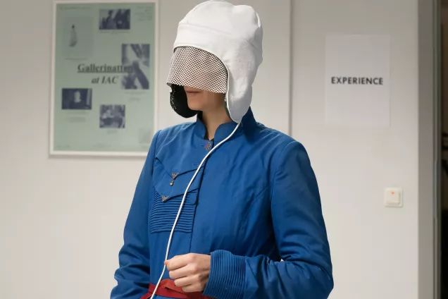 Woman with headgear and hearing set. Photo.